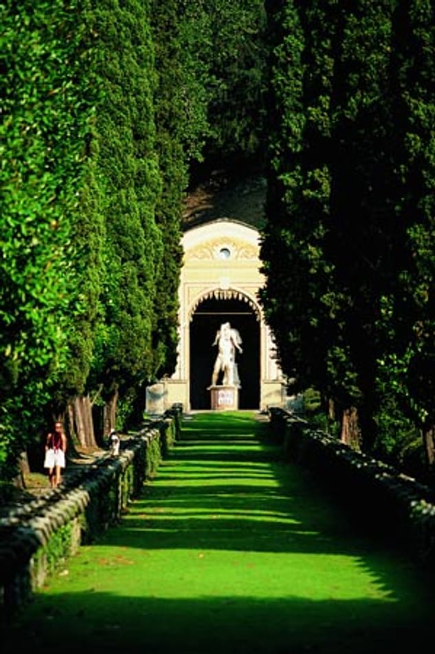 Viele Promis verbringen ihren Urlaub in einer der Villen am Comer See. Im Garten der Villa d'Este dürfen auch Normalsterbliche spazieren.