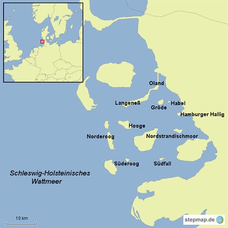 Vom Meer umspült liegen die deutschen Halligen des Nationalparks "Schleswig-Holsteinisches Wattenmeer", nicht eingedeichte Inseln, in der Nordsee.