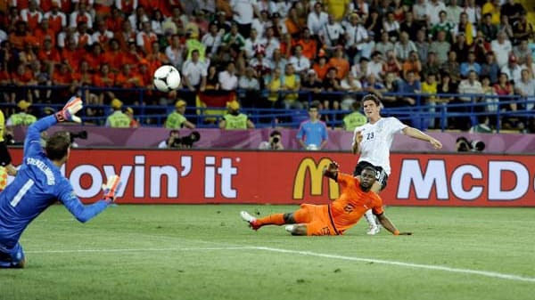 Treffsicher: Mario Gomez schießt zum 2:0 gegen die Niederlande ein.