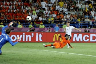 Treffsicher: Mario Gomez schießt zum 2:0 gegen die Niederlande ein.