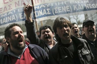 Wütende Griechen demonstrieren in Athen.