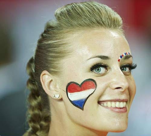 Diese Holländerin trägt ihr Herz nicht auf der Zunge, dafür aber auf der Backe.