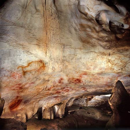 Forscher identifizieren Handabdrücke und einen roten Kreis in der Nordspanischen Höhle El Castillo als älteste Höhlenmalereien der Welt. Ein Abdruck muss mindestens 40.800 Jahre alt sein.