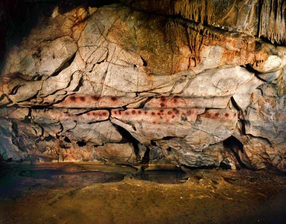 Blick auf den sogenannten "Corredor de los Puntos" in der Höhle von "El Castillo". Diese roten Punkte entstanden vor mindestens 34.000 bis 36.000 Jahren.