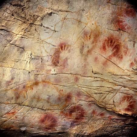 Diese Handabdrücke sind mindestens 37.300 Jahre alt.