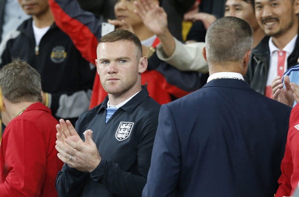 Wayne Rooney darf aufgrund einer Sperre erst im dritten Spiel der Engländer eingreifen. Wayne Rooney darf aufgrund einer Sperre erst im dritten Spiel der Engländer eingreifen.