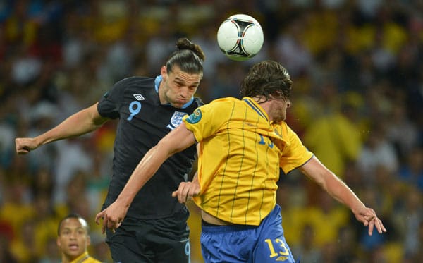 Andy Carroll (li.) im Kopfballduell mit Jonas Olsson. Andy Carroll (li.) im Kopfballduell mit Jonas Olsson.