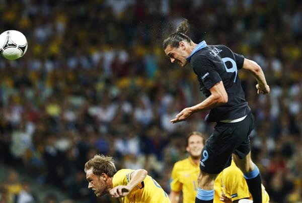 Dann trifft der Liverpooler Stürmer Andy Carroll zur 1:0-Pausenführung. Dann trifft der Liverpooler Stürmer Andy Carroll zur 1:0-Pausenführung.
