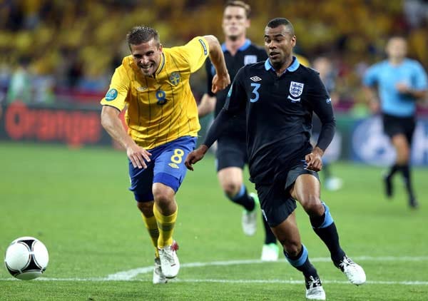 Der englische Routinier Ashley Cole (re.) ist vor Anders Svensson am Ball. Der englische Routinier Ashley Cole (re.) ist vor Anders Svensson am Ball.