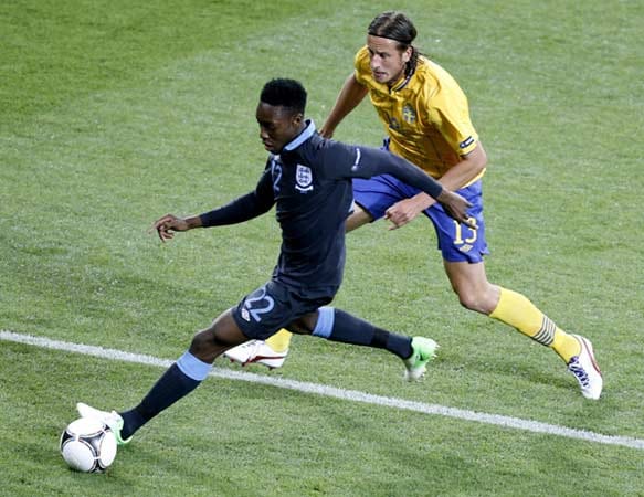 Danny Welbeck (li.) im Zweikampf mit Jonas Olsson. Danny Welbeck (li.) im Zweikampf mit Jonas Olsson.