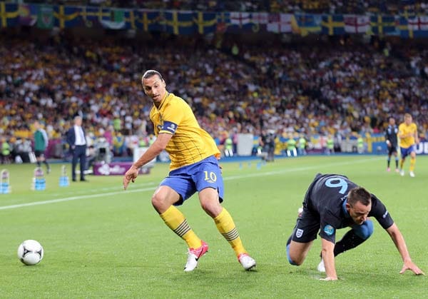 Schwedens Kapitän Zlatan Ibrahimovic (li.) schüttelt Englands Ex-Kapitän John Terry ab. Schwedens Kapitän Zlatan Ibrahimovic (li.) schüttelt Englands Ex-Kapitän John Terry ab.