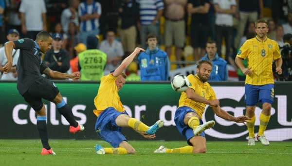 Doch Theo Walcott bringt England mit einem Weitschuss wieder ins Spiel. Doch Theo Walcott bringt England mit einem Weitschuss wieder ins Spiel.