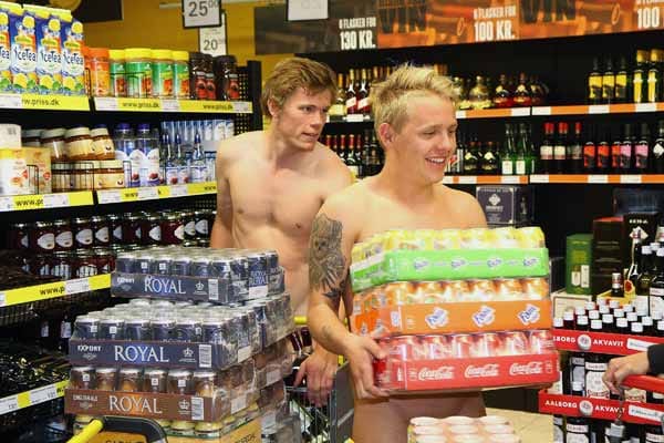 Nackte im Supermarkt Nackte im Supermarkt