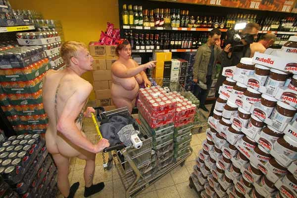 Nackte im Supermarkt Nackte im Supermarkt