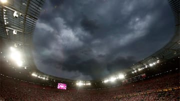 Das Wetter ist schon vor dem Entscheidungsspiel zwischen Tschechien und Polen schlecht. Petrus sorgt für Dauerregen und Donnergrollen über dem Nationalstadion von Breslau.