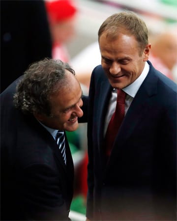 Gute Laune herrscht dennoch auf der Tribüne, wo UEFA-Präsident Michel Platini (li.) mit dem polnischen Premierminister Donald Tusk scherzt.