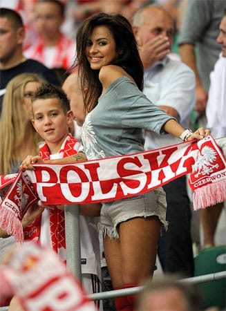 Auch die polnischen Fans lassen sich vor dem Anstoß nicht die gute Laune verderben. Diese Schönheit zeigt ihren Schaal.