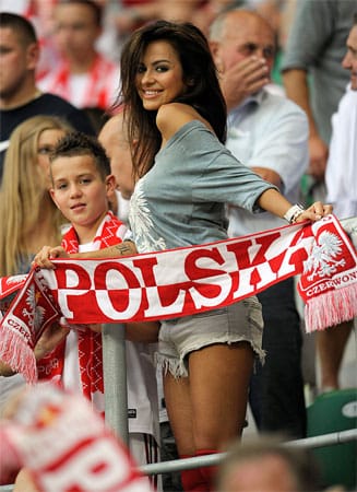 Auch die polnischen Fans lassen sich vor dem Anstoß nicht die gute Laune verderben. Diese Schönheit zeigt ihren Schaal. Auch die polnischen Fans lassen sich vor dem Anstoß nicht die gute Laune verderben. Diese Schönheit zeigt ihren Schaal.