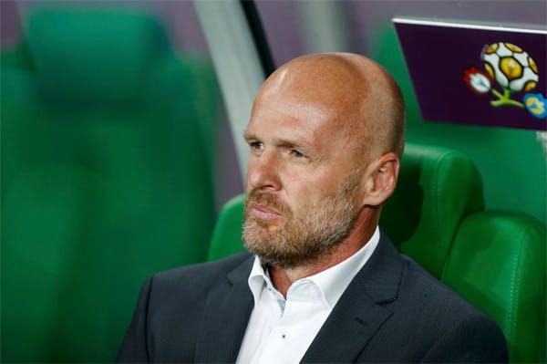 Tschechiens Nationaltrainer Michal Bilek ist angespannt. Sein Team braucht einen Sieg, um in Gruppe A weiterzukommen. Tschechiens Nationaltrainer Michal Bilek ist angespannt. Sein Team braucht einen Sieg, um in Gruppe A weiterzukommen.