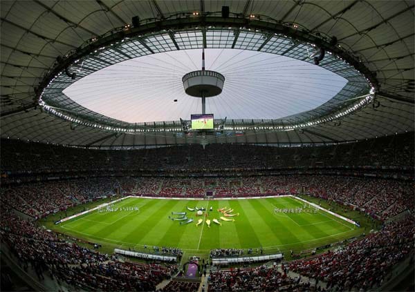 Die Partie Griechenland gegen Russland ist restlos ausverkauft. Ins Nationalstadion von Warschau passen 58.000 Fußballfans.