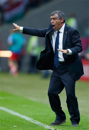 Energisch geht auch Griechenlands Trainer Fernando Santos zu Werke. An der Seitenlinie gibt er seinen Spielern Anweisungen.