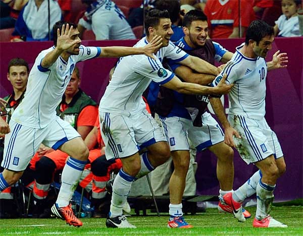 Plötzlich steht es 1:0 für die Griechen. Ausgerechnet Nationallegende Giorgos Karagounis schießt den Ball aus 14 Metern ins Gehäuse.