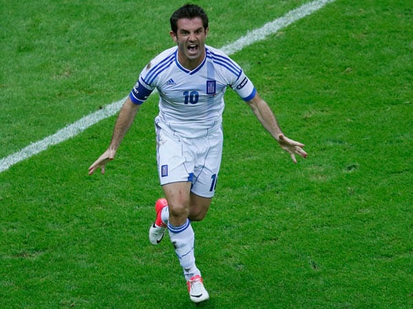 Mit dem Abpfiff ist die Wut über den nicht gegebenen Elfmeter verflogen. Karagounis rennt... Mit dem Abpfiff ist die Wut über den nicht gegebenen Elfmeter verflogen. Karagounis rennt...