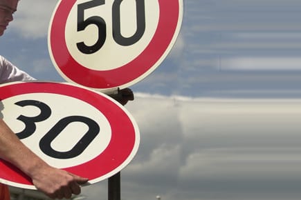 Tempo 30 könnte bald Tempo 50 als Standard in Städten ersetzen - wenn es nach Rot-Grün geht