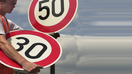 Tempo 30 könnte bald Tempo 50 als Standard in Städten ersetzen - wenn es nach Rot-Grün geht Tempo 30 könnte bald Tempo 50 als Standard in Städten ersetzen - wenn es nach Rot-Grün geht