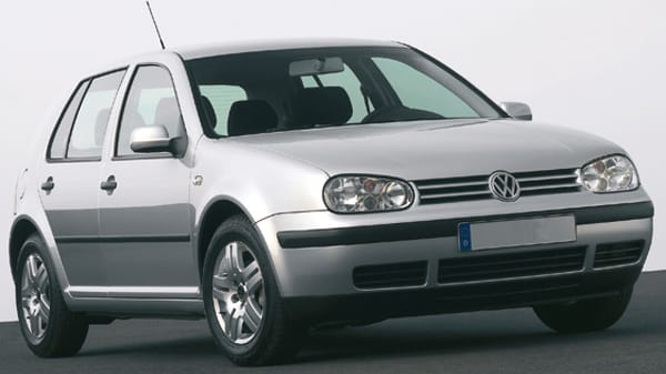 Ältere Fahrzeuge - hier ein Golf aus dem Jahr 2003 - sollen künftig jährlich zum TÜV