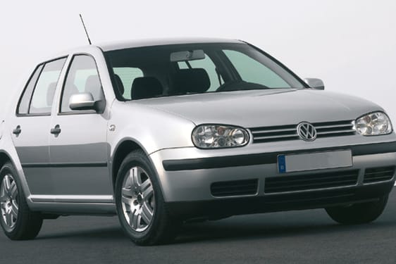 Ältere Fahrzeuge - hier ein Golf aus dem Jahr 2003 - sollen künftig jährlich zum TÜV