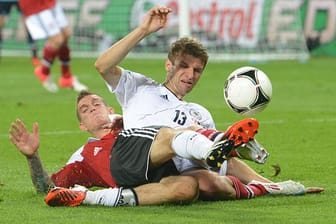 Deutschlands Thomas Müller (vorne) kämpft mit dem Dänen Agger um jeden Zentimeter Boden.