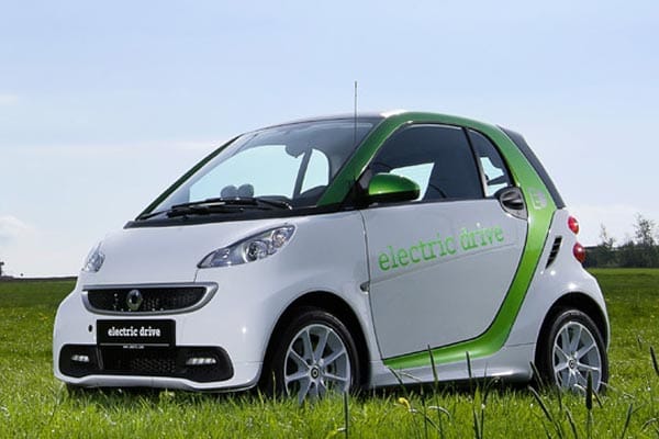 Smart Fortwo electric drive: Der Preis für das Elektroauto beginnt bei 18.910 Euro, die Cabrio-Version kostet ab 21.998 Euro.