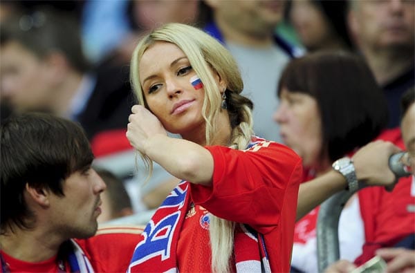 In Gedanken versunken! Der Traum vom EM-Viertelfinale ist für diese schöne Anhängerin der russischen Nationalmannschaft geplatzt.