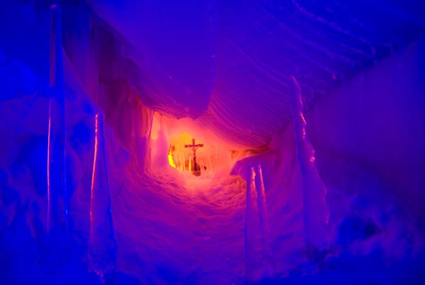 Natur Eis Palast am Hintertuxer Gletscher: Eiskapelle mit Eisstalagmiten.