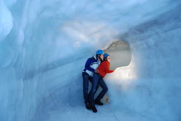 Natur Eis Palast am Hintertuxer Gletscher: In das Eis hineingearbeitete Aussichtsfenster.