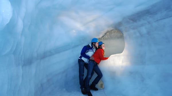 Natur Eis Palast am Hintertuxer Gletscher: In das Eis hineingearbeitete Aussichtsfenster.