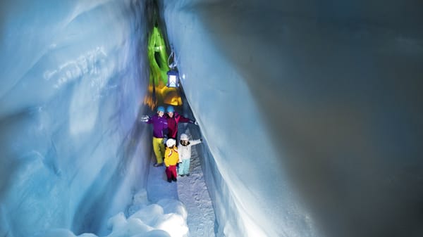 Natur Eis Palast am Hintertuxer Gletscher: begehbare Gletscherspalte.