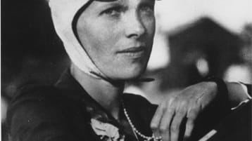 In den USA ist sie eine Legende: Die amerikanische Flugpionierin Amelia Earhart. Sie ist 1937 bei ihrem Weltumrundungsversuch verschollen - seitdem ranken sich allerlei Mythen um ihr Schicksal. In den USA ist sie eine Legende: Die amerikanische Flugpionierin Amelia Earhart. Sie ist 1937 bei ihrem Weltumrundungsversuch verschollen - seitdem ranken sich allerlei Mythen um ihr Schicksal.