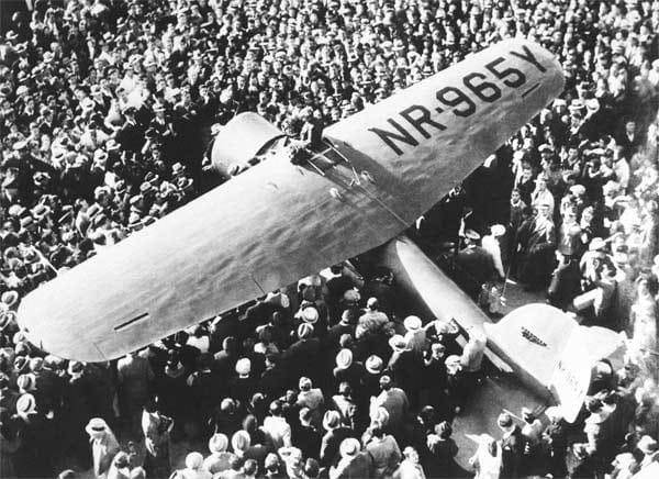 Es folgten weitere Rekorde: 1935 flog sie mit einer Lockheed "Vega" als erste Frau von Hawaii nach Kalifornien.