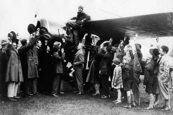 1932 war sie dann die erste Frau, die allein über den Atlantik flog. Beinahe endete das Abenteuer jedoch wegen versagender Ausrüstung und undichtem Tank in der Katastrophe. Die Aufnahme entstand bei Earharts Landung in Nordirland.