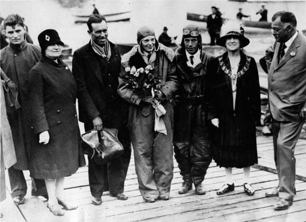 Earhart war 1928 die erste Frau, die den Atlantik überquerte - allerdings eher als weibliches Maskottchen. Sie sei Fracht gewesen, "wie ein Sack Kartoffeln", sagte sie grimmig. Aber sie war nun eine Nationalheldin.