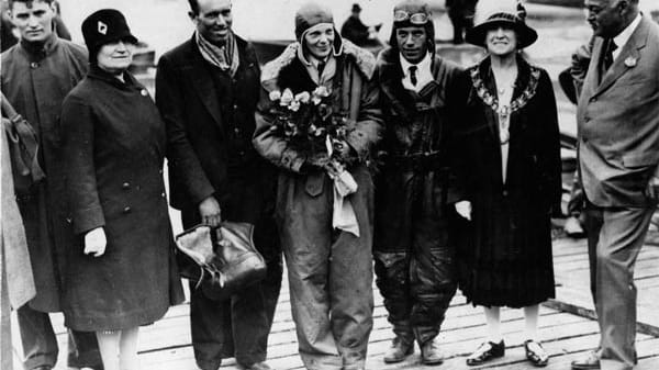 Earhart war 1928 die erste Frau, die den Atlantik überquerte - allerdings eher als weibliches Maskottchen. Sie sei Fracht gewesen, "wie ein Sack Kartoffeln", sagte sie grimmig. Aber sie war nun eine Nationalheldin. Earhart war 1928 die erste Frau, die den Atlantik überquerte - allerdings eher als weibliches Maskottchen. Sie sei Fracht gewesen, "wie ein Sack Kartoffeln", sagte sie grimmig. Aber sie war nun eine Nationalheldin.