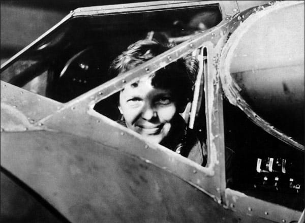 Ihre Bekanntheit nutzte Amelia Earhart auch, um öffentlich für die Rechte von Frauen einzutreten - weil sie "der männlichen Dominanz überdrüssig" war. 1937 setzte sie dann zu einem Weltumrundungsflug in Äquatornähe an. Am 4. Juli sollte sie zurückkehren...