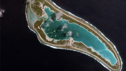 ... doch sie sollte nie wieder nach Hause kommen. Einer Theorie zufolge schaffte sie es, mit ihrer Lockheed "Electra" auf der Insel Nikumaroro im Pazifik notzulanden. Es ist von einem Korallenriff umgeben - in 5000 Metern Tiefe könnte sich das Wrack befinden. Auf der Insel fanden Forscher diverse Ausrüstungsgegenstände, die Earhart gehört haben könnten. ... doch sie sollte nie wieder nach Hause kommen. Einer Theorie zufolge schaffte sie es, mit ihrer Lockheed "Electra" auf der Insel Nikumaroro im Pazifik notzulanden. Es ist von einem Korallenriff umgeben - in 5000 Metern Tiefe könnte sich das Wrack befinden. Auf der Insel fanden Forscher diverse Ausrüstungsgegenstände, die Earhart gehört haben könnten.