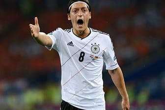 Mesut Özil wehrt sich gegen rassistische Anfeindungen im Internet.