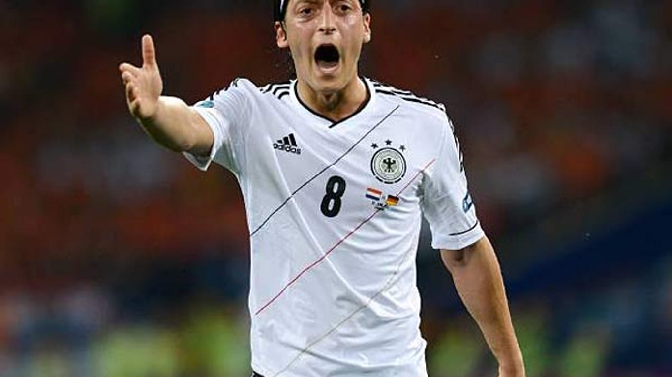 Mesut Özil wehrt sich gegen rassistische Anfeindungen im Internet.