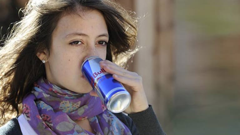 Vor allem bei Jugendlichen sind Energydrinks wie "Red Bull" sehr beliebt.