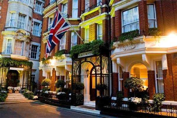 Versteckt in einer Seitenstraße der St. James Street verbirgt sich ein Geheimtipp für jeden London-Reisenden, das "Dukes" Hotel, in dem auch Bond-Autor Ian Fleming häufig verkehrte.