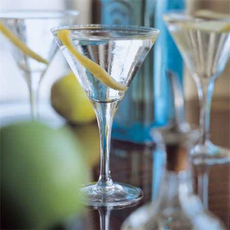 So sieht der Lieblingsdrink von James Bond normalerweise aus. Ein Martini, geschüttelt und nicht gerührt und mit Zitronenschale garniert.